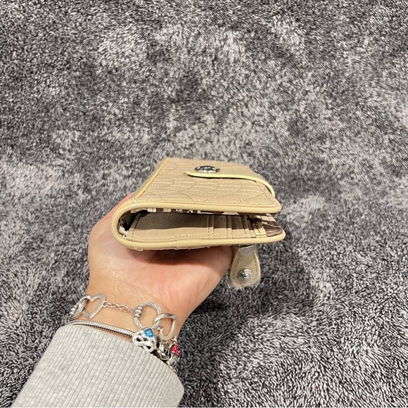 Vera Bradley quilted tab wallet in a tan/beige color NWOT - Picture 12 of 13